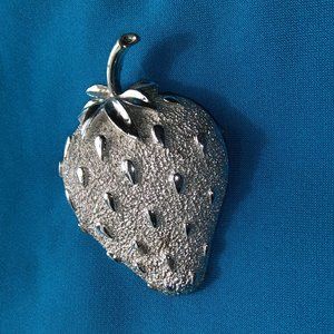 VINTAGE SARAH COVENTRY STRAWBERRY BROOCH